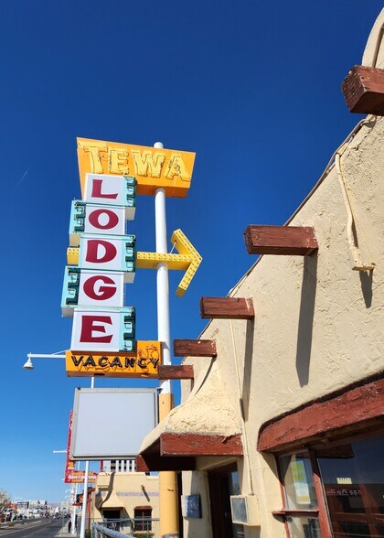 5715 Central Ave NE, Albuquerque, NM à vendre - Photo de l’immeuble – Image 2 sur 24