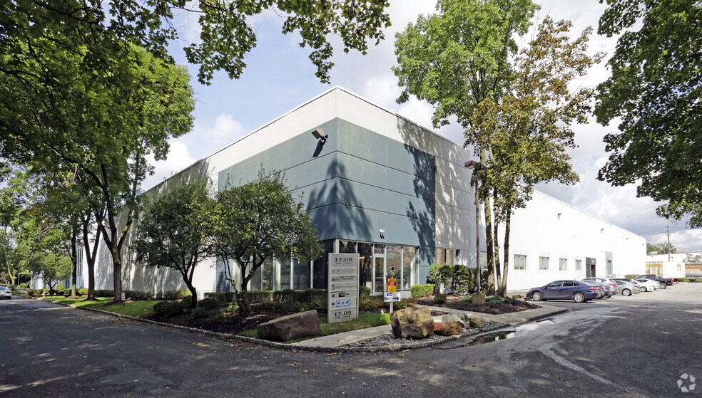 17-09 Zink Pl, Fair Lawn, NJ à vendre - Photo principale – Image 1 sur 24