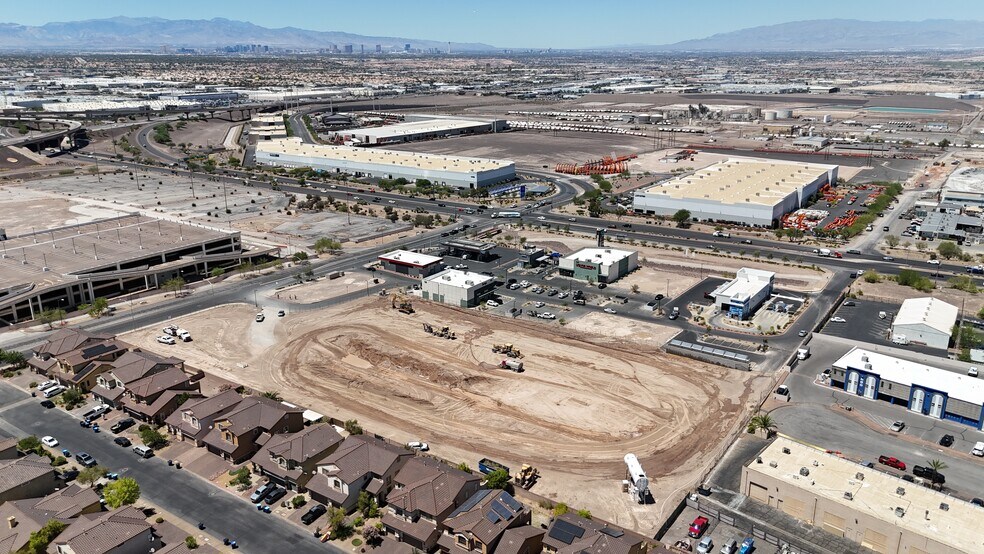 751 W Lake Mead Pky, Henderson, NV à louer - Photo de l’immeuble – Image 1 sur 4