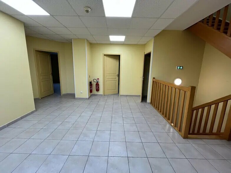 Bureau dans Fontenay-Trésigny à louer - Photo intérieure – Image 3 sur 12