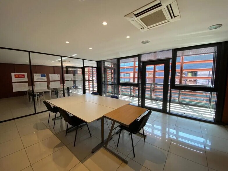 Bureau dans Saint-Jean à louer - Photo de l’immeuble – Image 3 sur 24