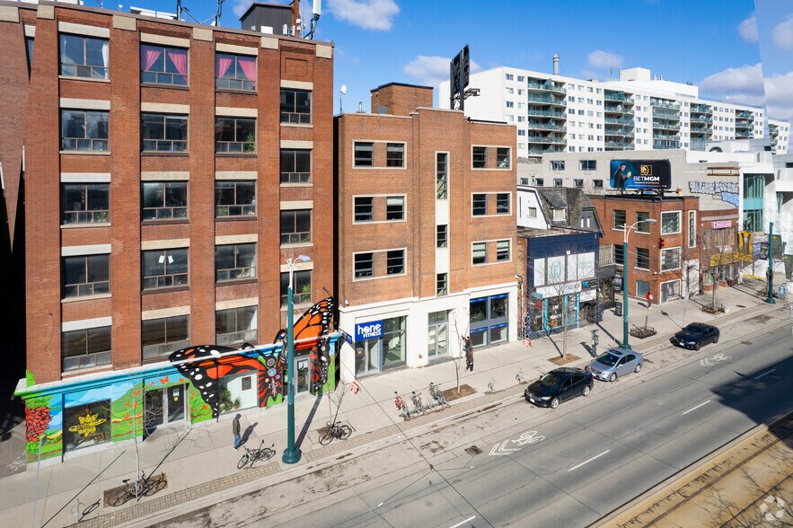196 Spadina Av, Toronto, ON à louer - Photo de l’immeuble – Image 2 sur 4