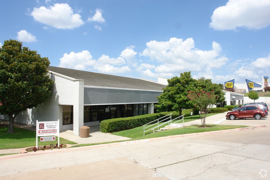6833-6869 Green Oaks Rd, Fort Worth, TX à louer - Photo de l’immeuble – Image 3 sur 4
