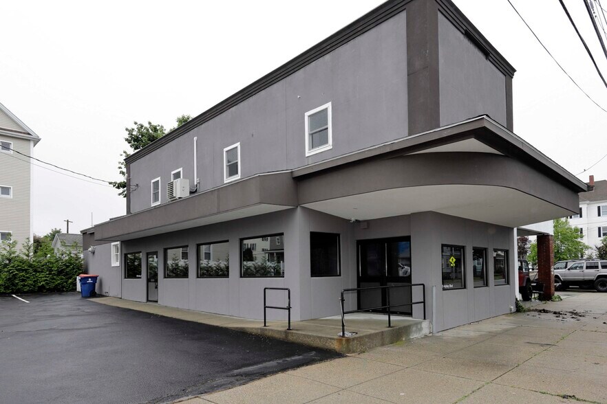 489 Ashley Blvd, New Bedford, MA à vendre - Photo de l’immeuble – Image 1 sur 40