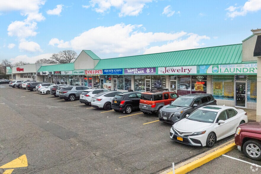 2012-2046 N Jerusalem Rd, North Bellmore, NY à louer - Photo de l’immeuble – Image 2 sur 3