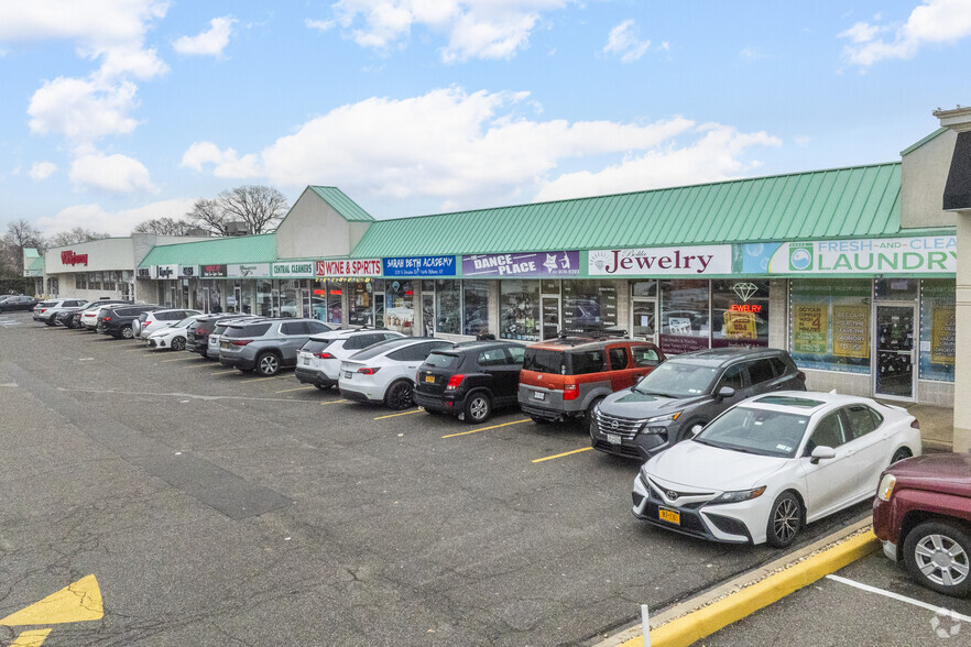 2026 N Jerusalem Rd, North Bellmore, NY à vendre - Photo principale – Image 1 sur 6