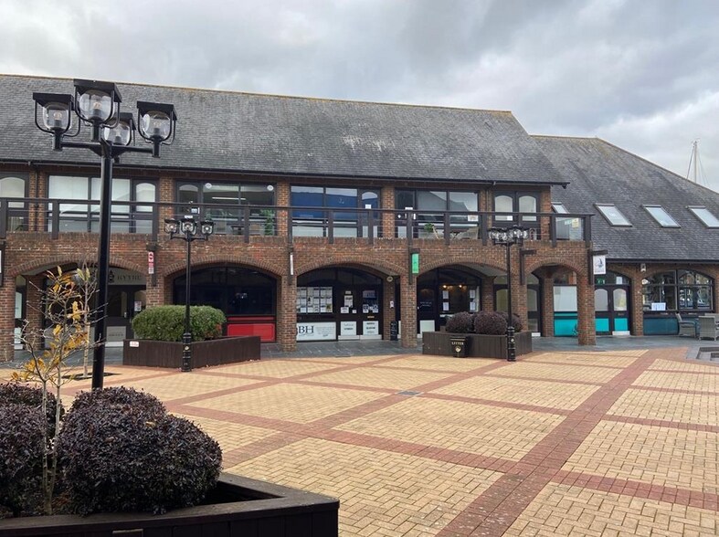 12-27 Shamrock Way, Southampton à louer - Photo de l’immeuble – Image 3 sur 3