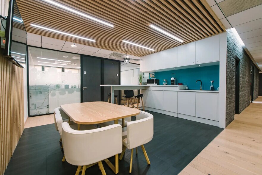 Bureau dans Bordeaux à louer - Photo de l’immeuble – Image 3 sur 6