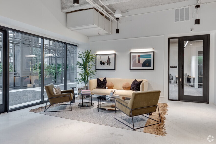 3200 E Camelback Rd, Phoenix, AZ à louer - Photo intérieure – Image 2 sur 11