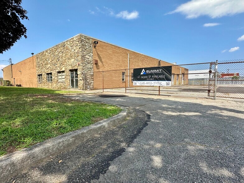 49-49 Jersey St, West Babylon, NY à louer - Photo de l’immeuble – Image 2 sur 9