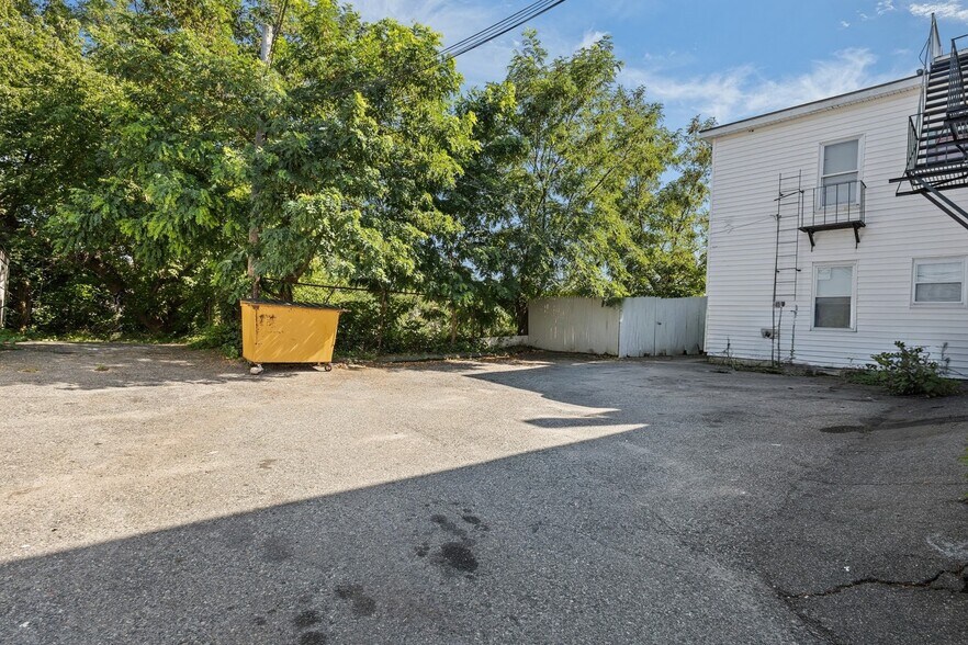 226 S Main St, Woonsocket, RI à vendre - Photo de l’immeuble – Image 2 sur 38