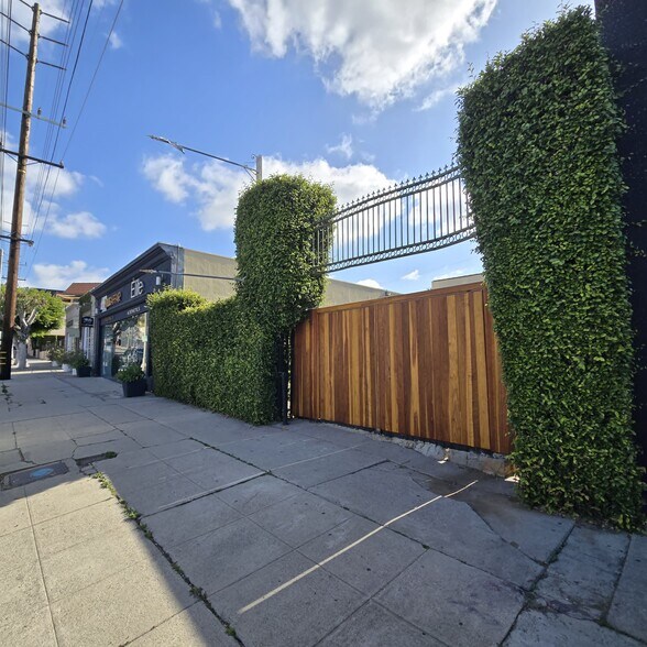 920 N La Cienega Blvd, Los Angeles, CA à louer - Photo de l’immeuble – Image 1 sur 10