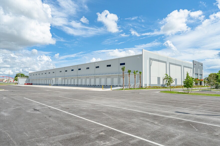 2910 Stirling Rd, Hollywood, FL à louer - Photo de l’immeuble – Image 3 sur 13