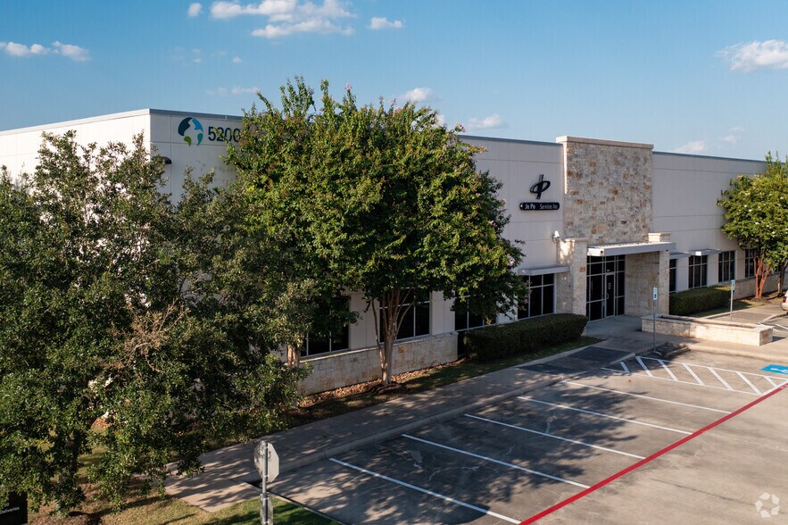 5250 N Sam Houston Pky W, Houston, TX à louer - Photo de l’immeuble – Image 1 sur 14