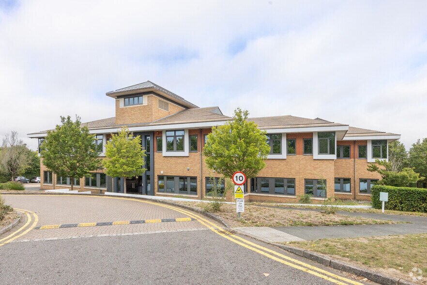 Timbold Dr, Milton Keynes à louer - Photo principale – Image 1 sur 4