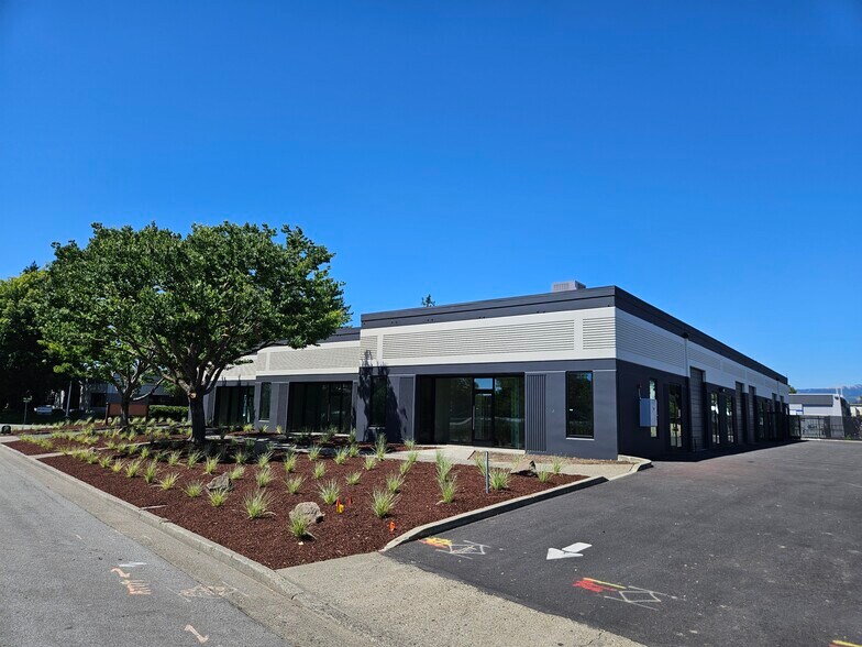 1250 Holm Rd, Petaluma, CA à louer - Photo de l’immeuble – Image 1 sur 7