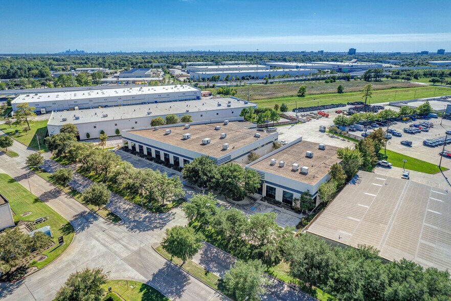 16503 Air Center Blvd, Houston, TX à louer - Photo de l’immeuble – Image 1 sur 18
