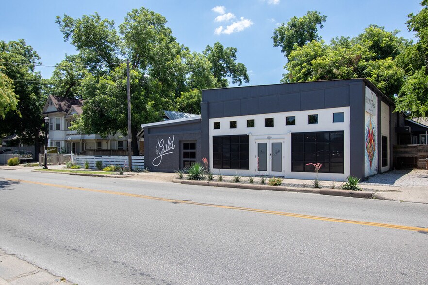 1209 E Cesar Chavez St, Austin, TX à louer - Photo de l’immeuble – Image 2 sur 19