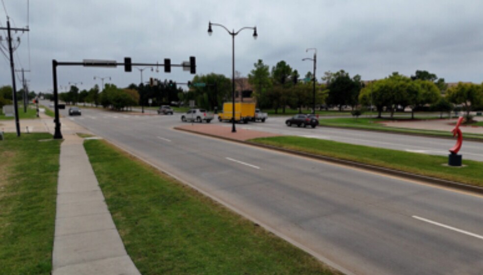 2100 Kelly Ave, Edmond, OK à vendre - Photo de l’immeuble – Image 3 sur 9