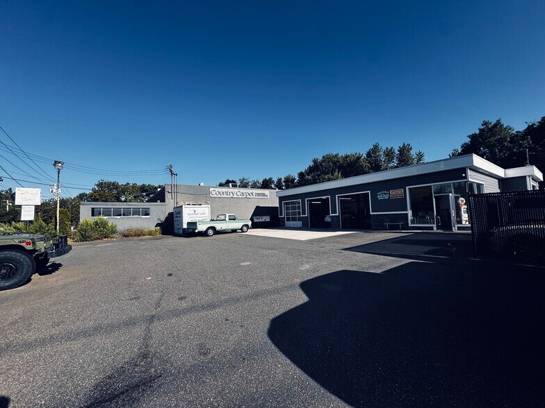 215 Robbins Ln, Syosset, NY à vendre - Photo de l’immeuble – Image 2 sur 7
