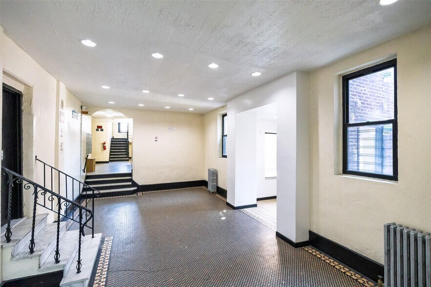 910 Dinsmore Ave, Far Rockaway, NY à vendre - Photo de l’immeuble – Image 3 sur 19