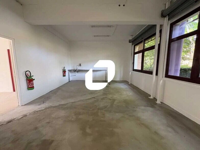 Local d’activités dans Voisins-le-Bretonneux à louer - Photo de l’immeuble – Image 3 sur 11