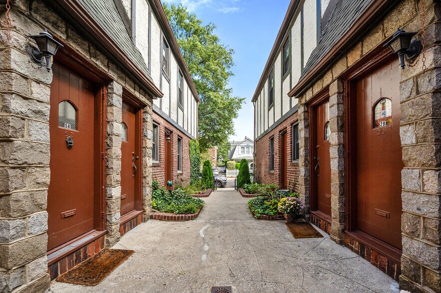 4324 208th St, Bayside, NY à vendre - Photo de l’immeuble – Image 2 sur 15