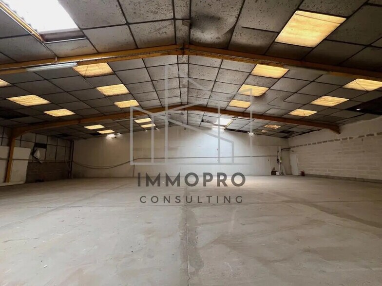 Local d’activités dans Incarville à louer - Photo de l’immeuble – Image 2 sur 4