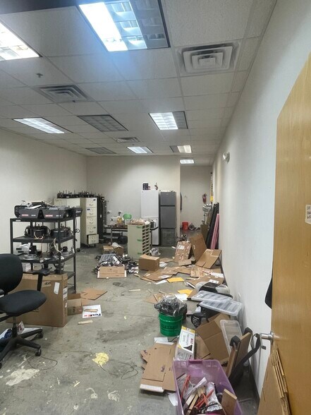 837 Oakton St, Elk Grove Village, IL à louer - Photo de l’immeuble – Image 3 sur 7