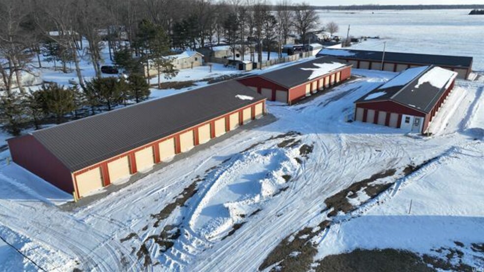 15 E Indian Hills Rd, Winamac, IN à vendre - Photo principale – Image 1 sur 2