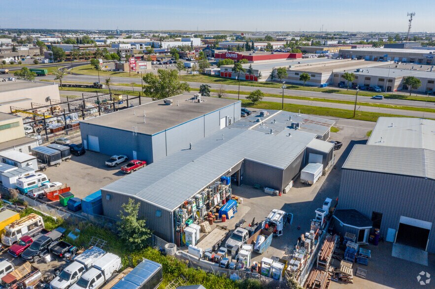 6333 35th St SE, Calgary, AB à vendre - Photo de l’immeuble – Image 2 sur 4