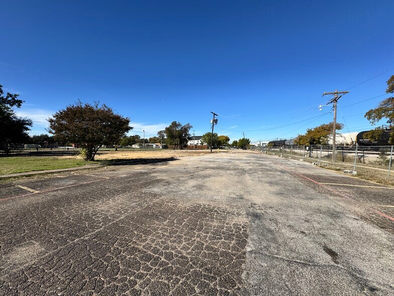 7715 Denton Dr, Dallas, TX à vendre - Photo de l’immeuble – Image 2 sur 5