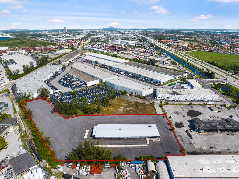 10410 NW South River Dr, Medley, FL à louer - Photo de l’immeuble – Image 3 sur 10