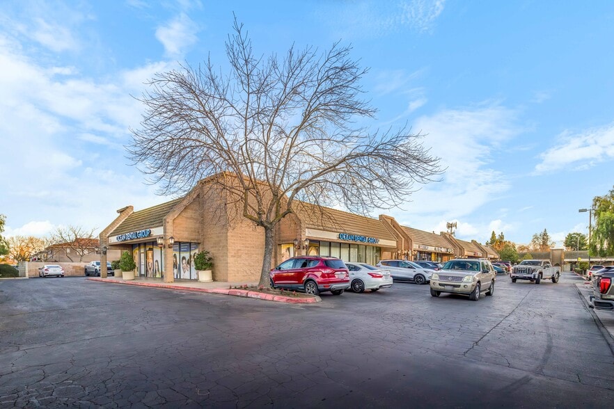 2745-2787 W Shaw Ave, Fresno, CA à louer - Photo de l’immeuble – Image 2 sur 16
