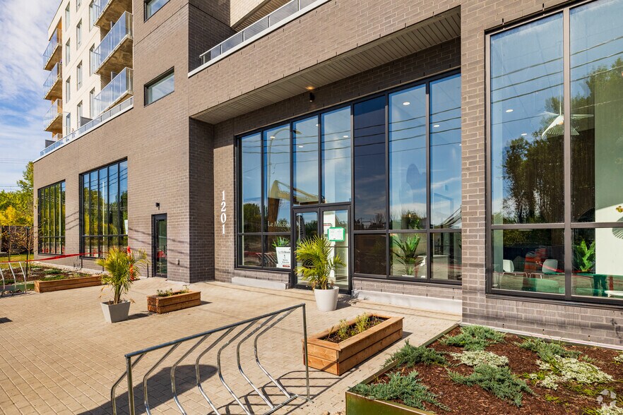 15792 Rue Sherbrooke E, Montréal, QC à louer - Photo de l’immeuble – Image 3 sur 4