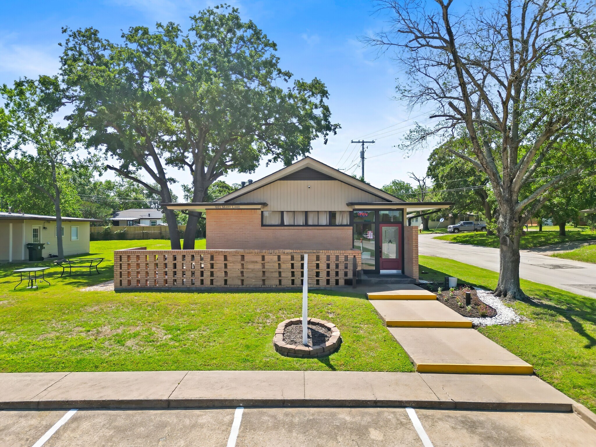 601 Mary Lake Dr, Bryan, TX à vendre Photo de l’immeuble– Image 1 sur 24