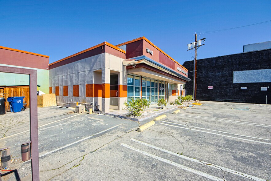 18445 Vanowen St, Reseda, CA à vendre - Photo de l’immeuble – Image 3 sur 15