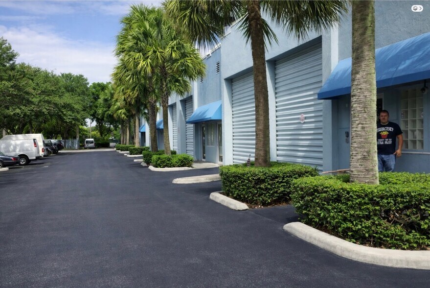 6761 W Sunrise Blvd, Plantation, FL à louer - Photo de l’immeuble – Image 2 sur 9