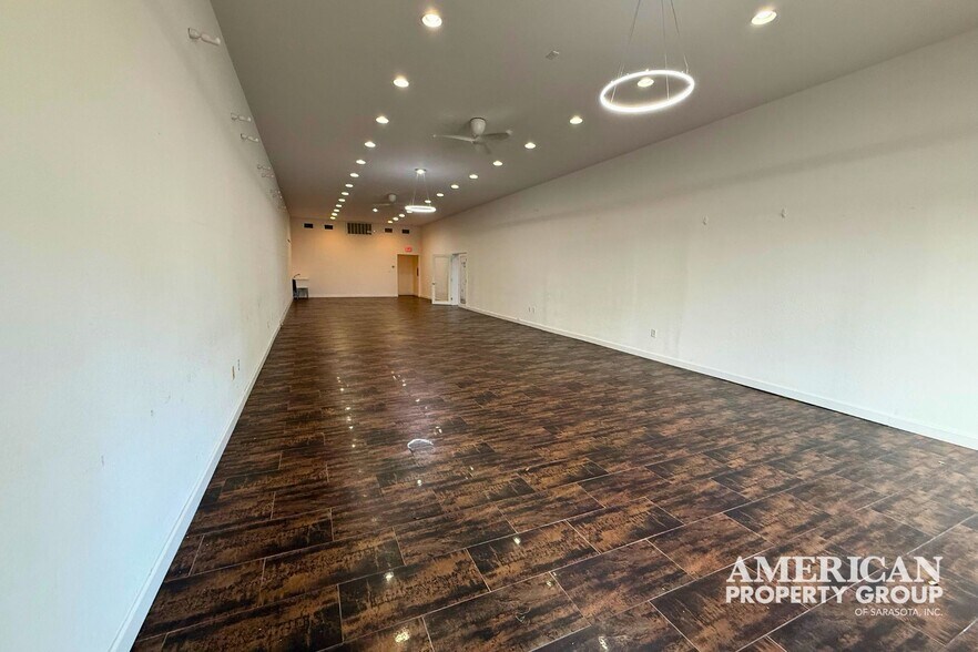 2264 Gulf Gate Dr, Sarasota, FL à louer - Photo de l’immeuble – Image 3 sur 4