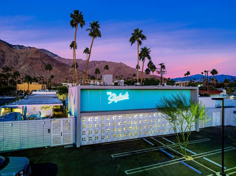 1466 N Palm Canyon Dr, Palm Springs, CA à louer - Photo de l’immeuble – Image 1 sur 29