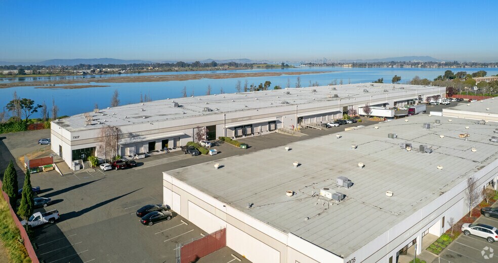 7307 Edgewater Dr, Oakland, CA à louer - Photo de l’immeuble – Image 3 sur 6