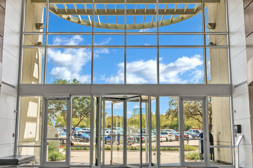2591 N Dallas Pky, Frisco, TX à louer - Hall d’entrée – Image 3 sur 7