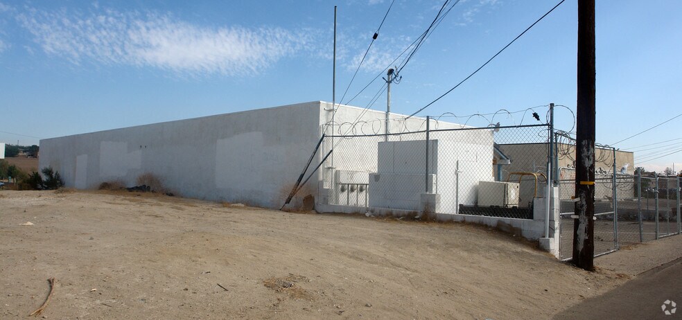 15498 Village Dr, Victorville, CA à vendre - Photo de l’immeuble – Image 2 sur 6