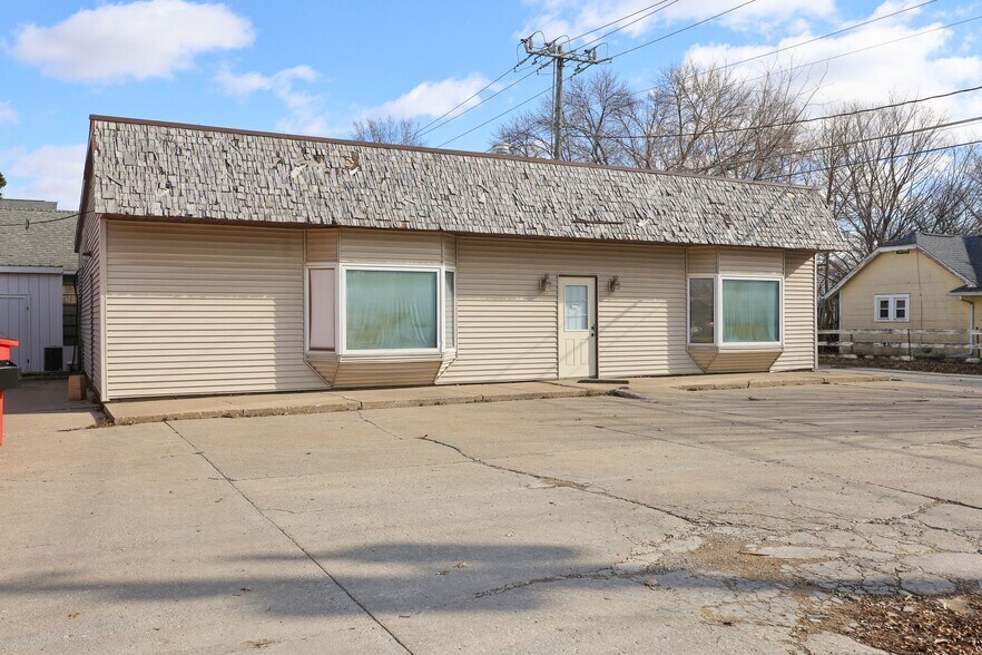 2203 Muscatine Ave, Iowa City, IA à louer - Photo de l’immeuble – Image 2 sur 4