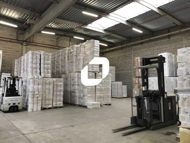 Local d’activités dans Coignières à louer - Photo intérieure – Image 1 sur 9