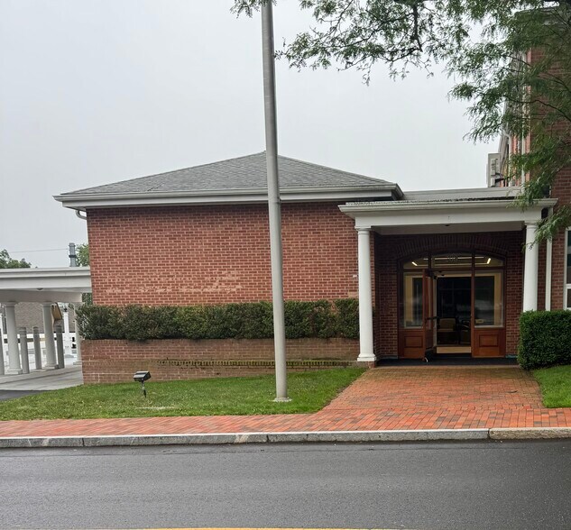 208 Elm St, New Canaan, CT à louer - Photo de l’immeuble – Image 1 sur 13