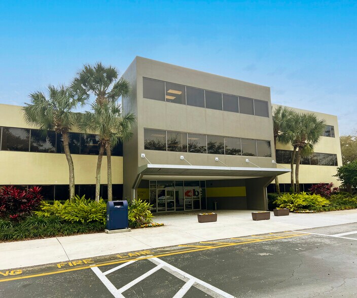 222 S Westmonte Dr, Altamonte Springs, FL à louer - Photo de l’immeuble – Image 1 sur 4