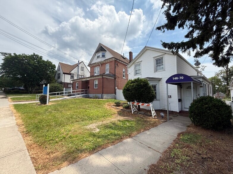 14670 Bayside Ave, Flushing, NY à vendre - Photo principale – Image 1 sur 2