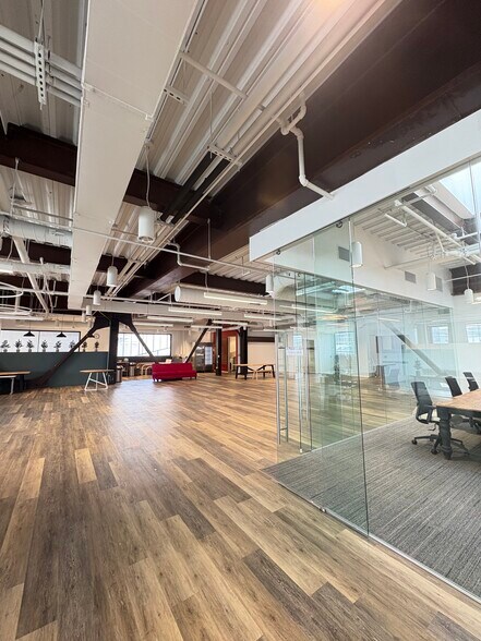 11801 Mississippi Ave, Los Angeles, CA à louer - Photo de l’immeuble – Image 2 sur 12
