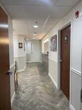 114 W Rockland Rd, Libertyville, IL à louer Photo intérieure– Image 1 sur 6